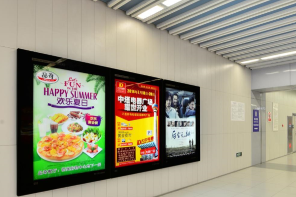 常见的地铁广告形式有哪些？？？？？？地铁里的广告怎么收费？？？？？？